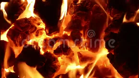 在炉子里烧煤全高清1080p视频的预览图