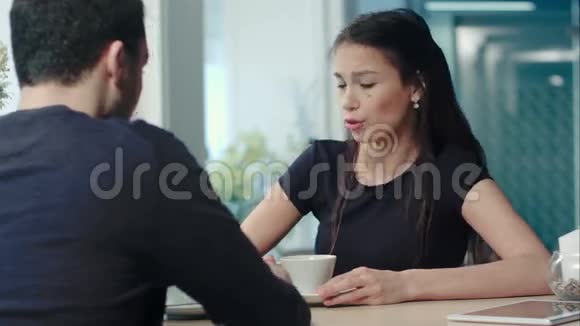 年轻夫妇在咖啡馆吵架视频的预览图