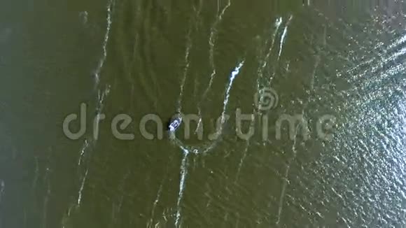 河上浮子的鸟瞰图视频的预览图