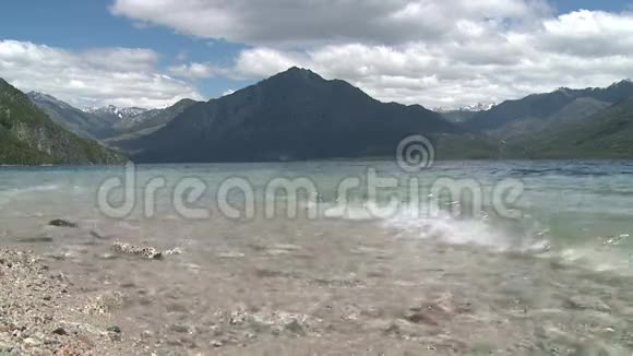 拉戈埃普延湖被群山环绕视频的预览图