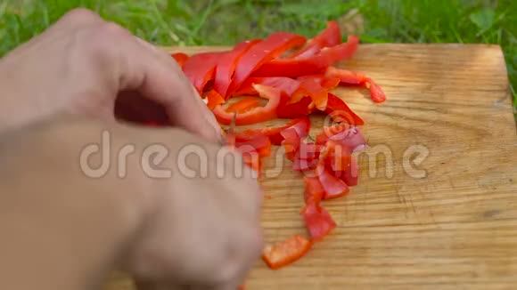 把红辣椒放在切割板上视频的预览图