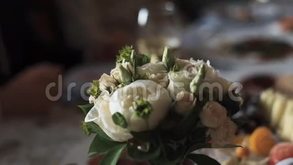 婚礼花束放在桌子上视频的预览图