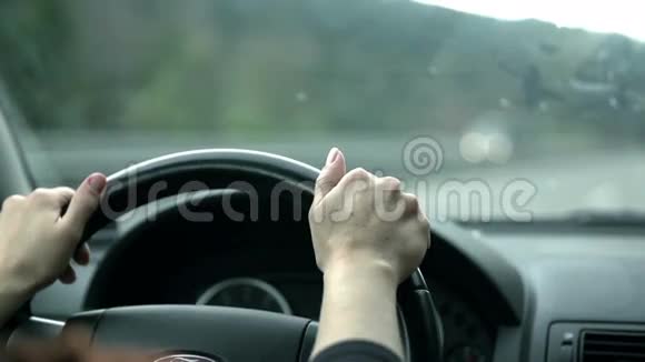 驾驶员双手靠近方向盘的镜头视频的预览图