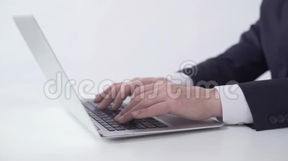 成功商人的手在笔记本电脑上打字编写项目报告视频的预览图