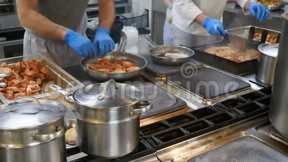 食物概念身着白色制服的厨师在平底锅中用油烤和润滑肉的程度视频的预览图