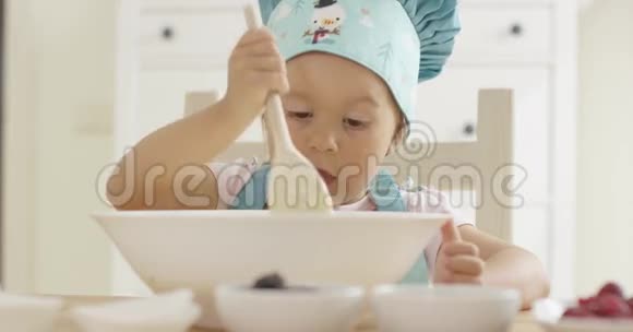 可爱的严肃的幼儿在搅拌碗视频的预览图