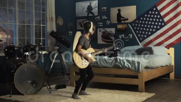 有表现力的年轻人在卧室里弹吉他视频的预览图