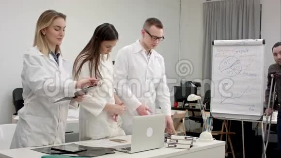 一组医生向拄着拐杖的男性患者解释X线结果视频的预览图