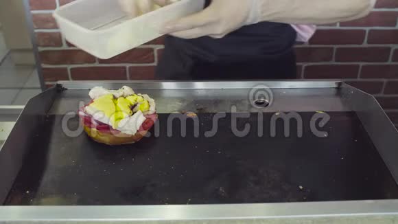 专业厨师做鸡肉汉堡视频的预览图