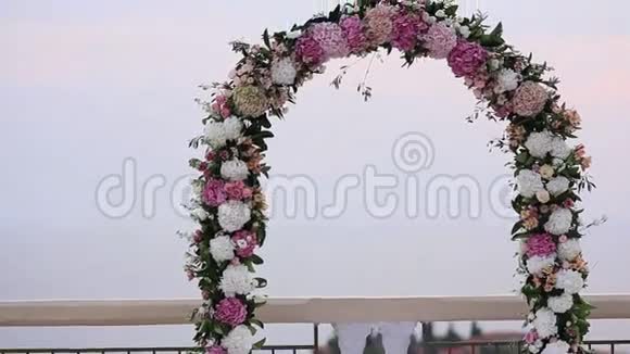在M市俯瞰斯维蒂斯特凡岛的婚礼仪式视频的预览图