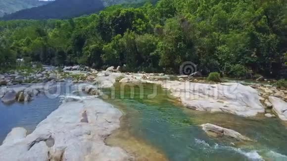 照相机飞过清澈的河水巨大的白色石头视频的预览图