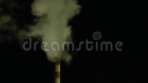 夜空背景下烟囱里冒出的烟视频的预览图