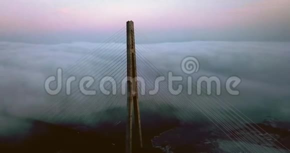 令人惊叹的俄罗斯天空大桥的鸟瞰图视频的预览图
