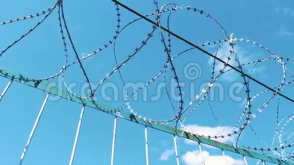 带刺铁丝网的栅栏领土的围栏监狱企业禁止访问该领土安全视频的预览图