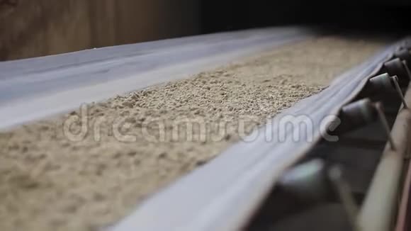 机器工作和输送线输送沙子工业用传送带陶瓷工厂设备视频的预览图