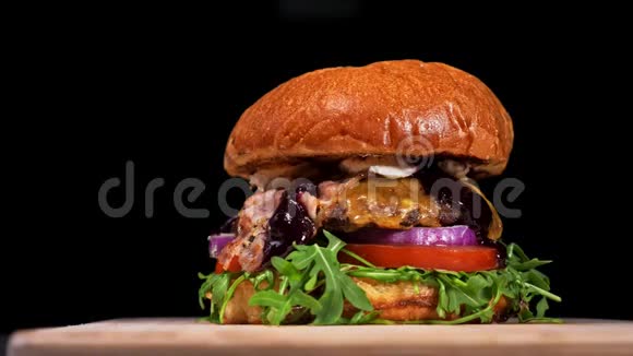 酷美丽新鲜多汁的熟食汉堡旋转转盘非常美味的空气面包和大理石牛肉餐厅视频的预览图