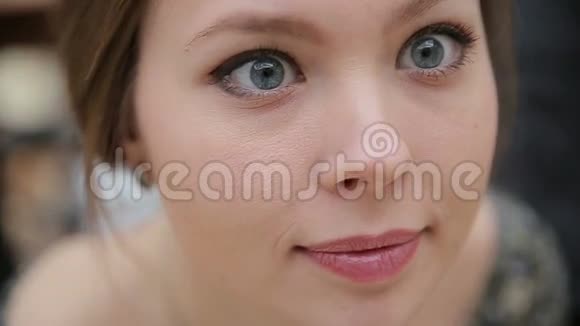 特写漂亮女人的眼睛和嘴唇视频的预览图