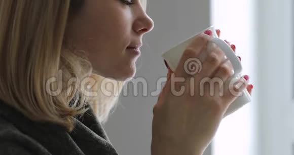 年轻女子在家喝茶视频的预览图