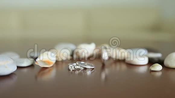 桌上有贝壳的结婚戒指海洋装饰视频的预览图