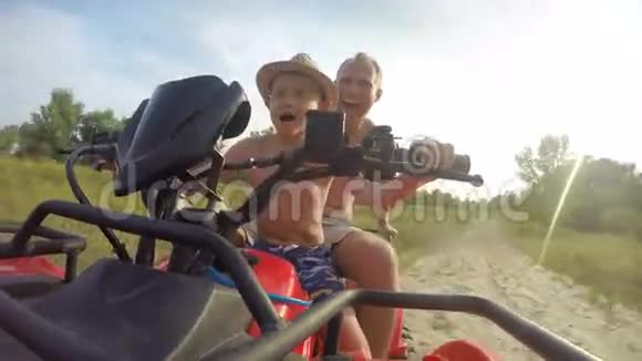 4K镜头儿子和父亲骑着四轮摩托车前摄视频的预览图