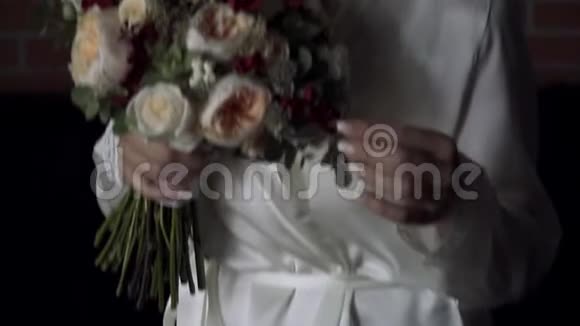 新娘看着婚礼花束纠正它视频的预览图