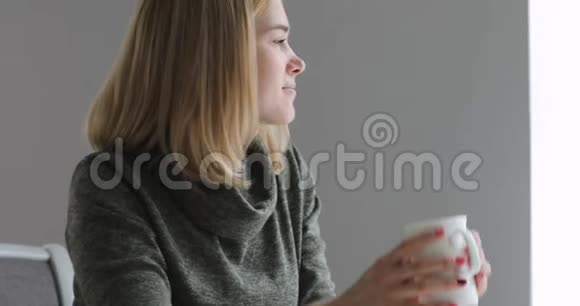 年轻女子在家喝茶视频的预览图