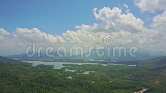 Flycam全景丛林河流反山视频的预览图