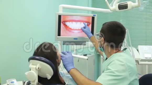 医生在监视器上显示病人的健康牙齿视频的预览图
