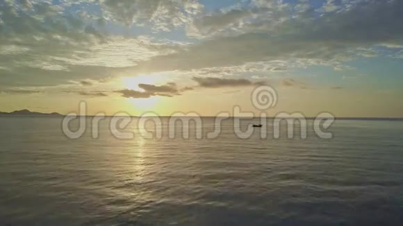 乘船航行穿越海洋对抗太阳反射视频的预览图