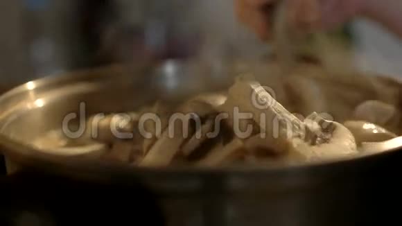 女人的手在搅拌蘑菇汤视频的预览图
