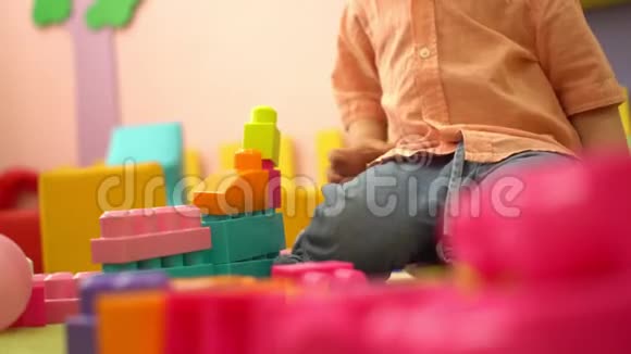 学龄前可爱的幼儿在幼儿园玩多种颜色的积木视频的预览图
