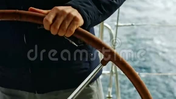 水手的观点在公海上漂浮的帆船视频的预览图