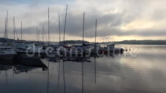 在拉皮恩兰塔港雾蒙蒙的早晨芬兰视频的预览图