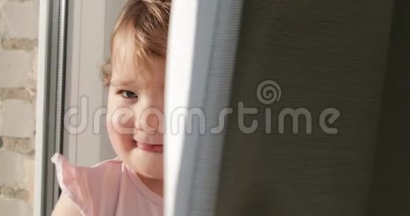 小孩子玩得很开心躲在窗帘后面视频的预览图