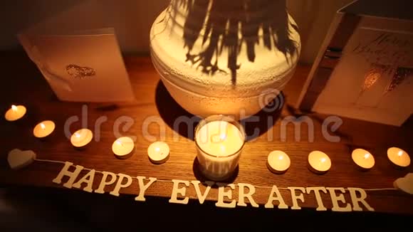 桌上和蜡烛上写着从此幸福的字样视频的预览图