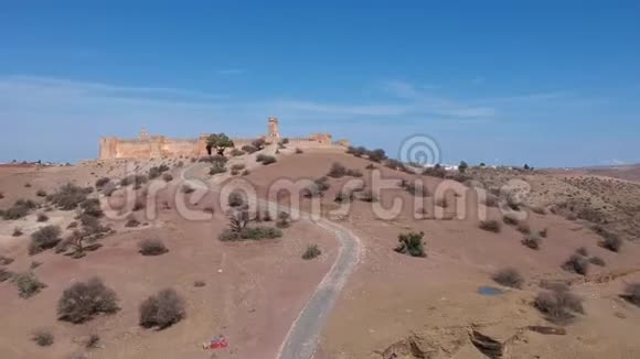 摩洛哥一架无人驾驶飞机在卡斯巴上空飞行的画面视频的预览图