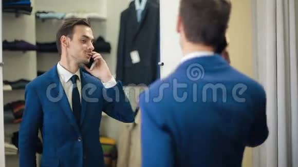 服装店里的帅哥在打电话视频的预览图
