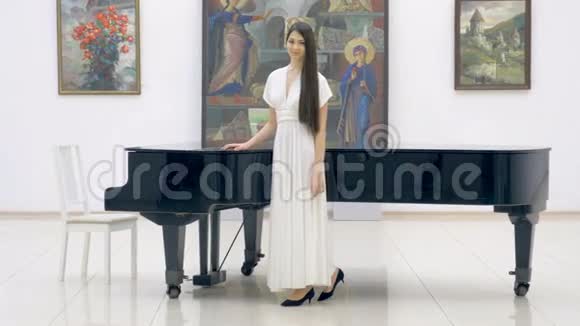 4K职业钢琴家肖像靠近大钢琴视频的预览图