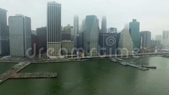 布鲁克林大桥和哈德逊河上漂浮的船只的空中拍摄背景是曼哈顿视频的预览图
