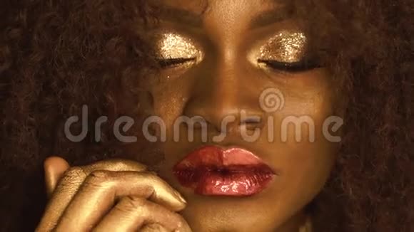 超现实时尚肖像非裔美国女性模特金色光泽的妆容和大红色的嘴唇面子艺术创意创意视频的预览图