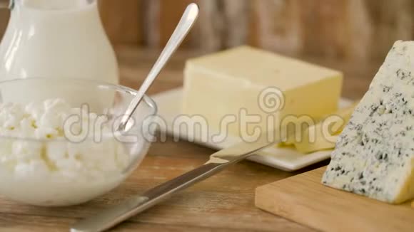 干酪饼干牛奶酸奶和黄油视频的预览图