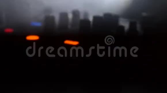 DJ旋转混合和抓取在夜总会手的DJ调整各种轨道控制在DJ的甲板闪光灯和雾视频的预览图
