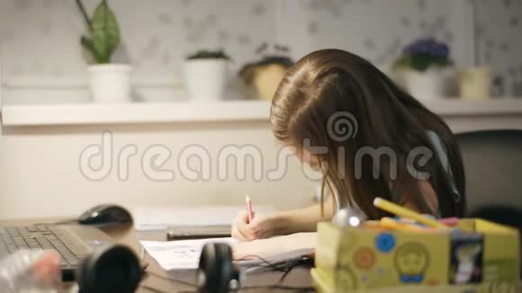 桌子旁的小女孩画了一支毛毡尖笔视频的预览图
