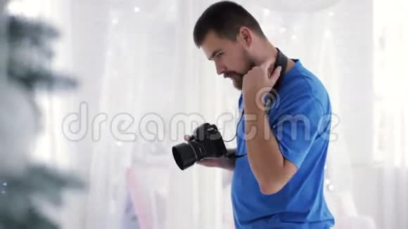 有胡子的年轻摄影师在拍照视频的预览图