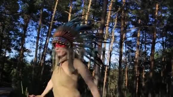 美国印第安人看着美丽的女人和太阳跳舞视频的预览图