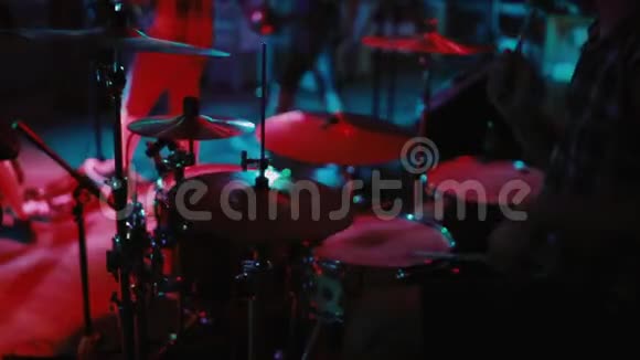 舞台鼓手演奏的特写镜头夜总会或舞会上的摇滚音乐会人使用乐器视频的预览图