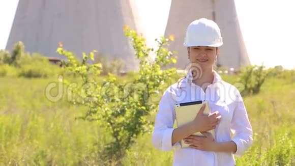 戴白色头盔的女工程师肖像视频的预览图