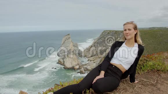 美丽的女人在葡萄牙的卡波达罗卡放松辛特拉自然公园视频的预览图