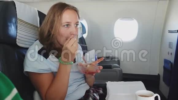 女孩在飞机上吃蛋糕视频的预览图