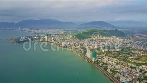 从摩天大楼回到蔚蓝的海洋的城市视频的预览图